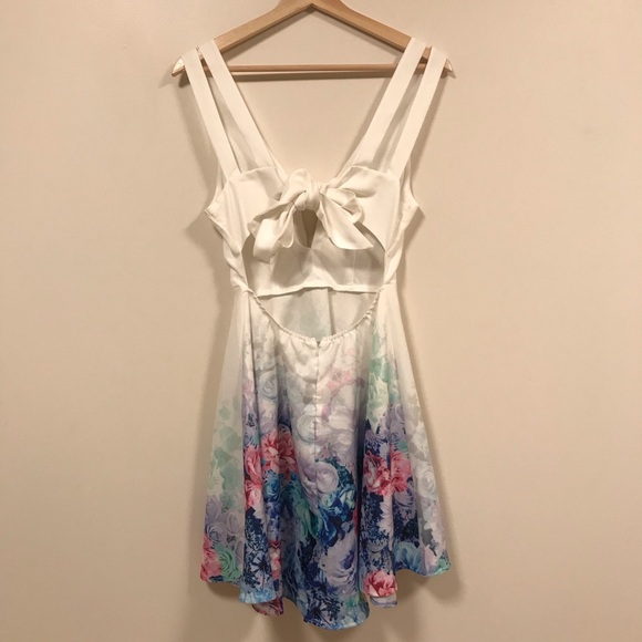 Floral Flowy Deep V-Neck Dress- small - Picture 6 of 9
